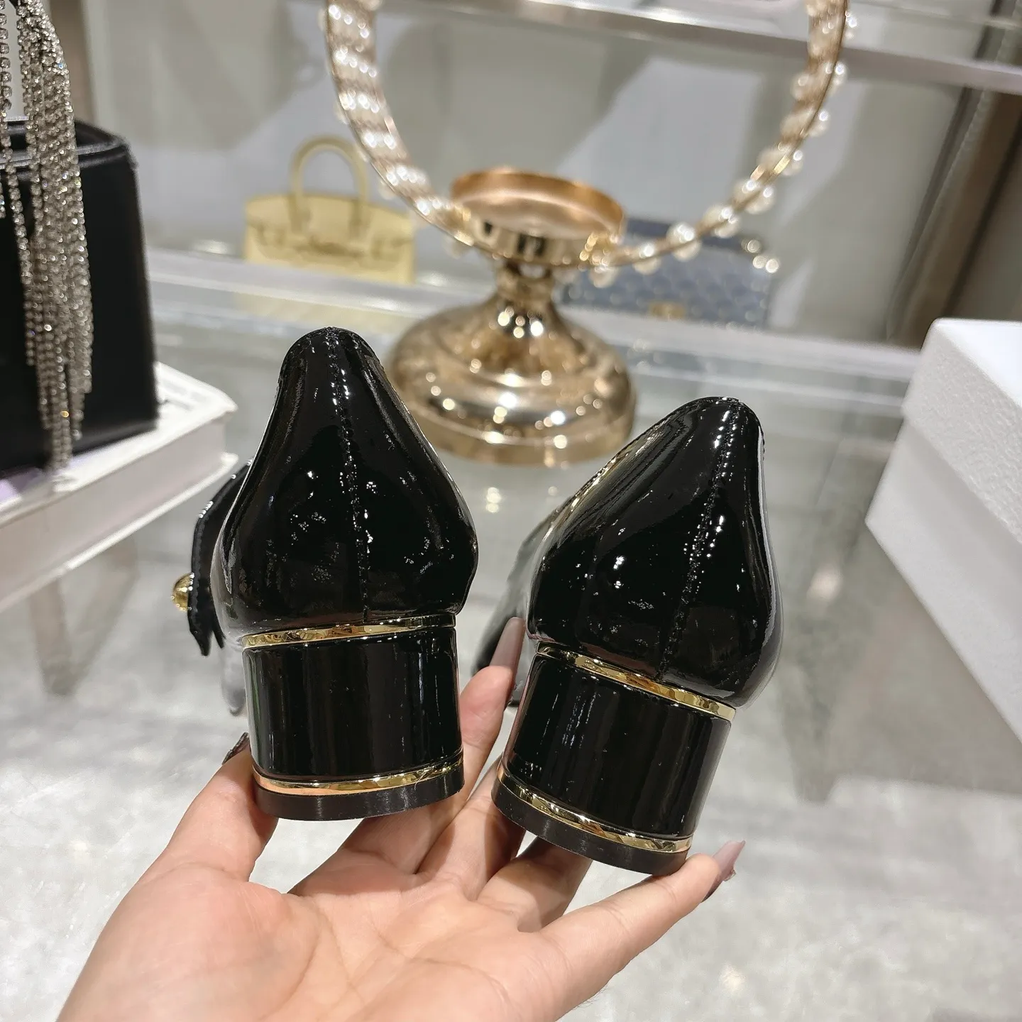 💕💕Factory direct selling price p560💕💕 💕25ss early spring new Dior Dior D-My hardware letter square toe high heels 👠This My Dior high heels are a new product in the 2025 spring and summer ready-to-wear series, showing exquisite elegance. Carefully crafted from cow leather, it is embellished with gold buckles and a metallic Christian Dior Paris logo, making it highly recognizable and highlighting Dior's extraordinary craftsmanship. Graphic style heels complement each other, making the fashionable design more elegant. Upper: cow patent leather. Inner foot pad: sheepskin. Sole: Italian genuine leather outsole. Heel height: 4cm 7.5cm. Size: 35-39 (34.40.41. Customized items are non-refundable)